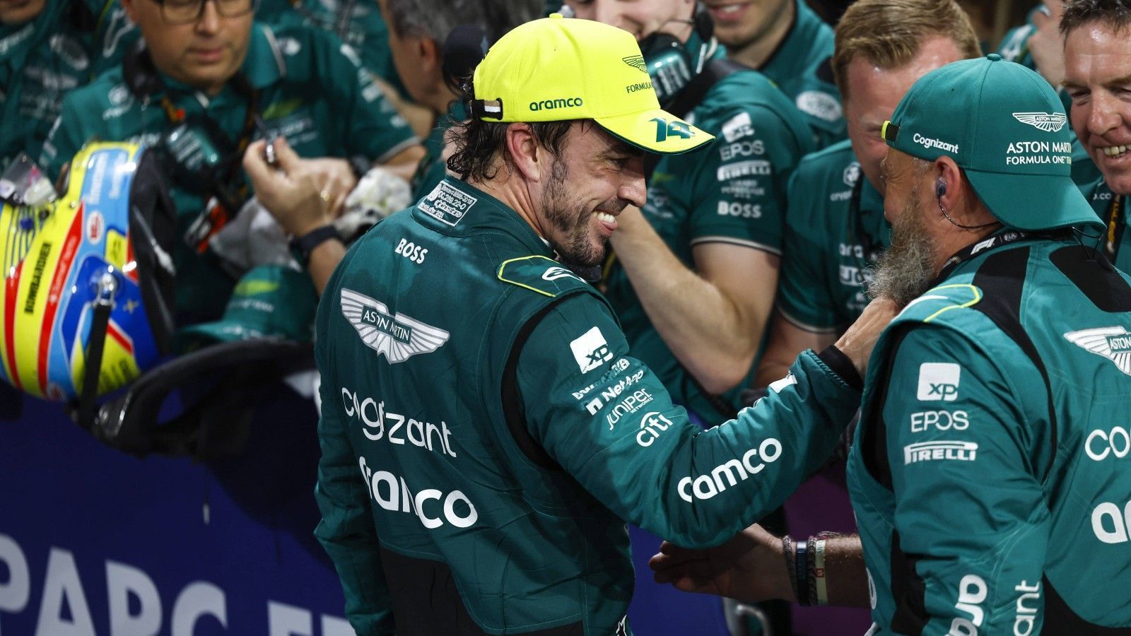 
                <strong>Gewinner: Fernando Alonso</strong><br>
                Zweites Rennen, zweiter Podestplatz für Fernando Alonso. Der Wechsel des Spaniers von Alpine zu Aston Martin hat sich bereits jetzt mehr als nur bezahlt gemacht. Der zweimalige Weltmeister hat Spaß im Cockpit, erklärt am Funk immer wieder, wie toll er das Auto findet. Zwar kommt er in Sachen Pace noch nicht an Red Bull heran, er ist aber klar Best of the Rest und mehr als nur ein Podiumskandidat. Dass er bestraft wird, weil er falsch in der Startbox stand? Geschenkt! Er ist der Sieger in der FIA-Posse. 
              