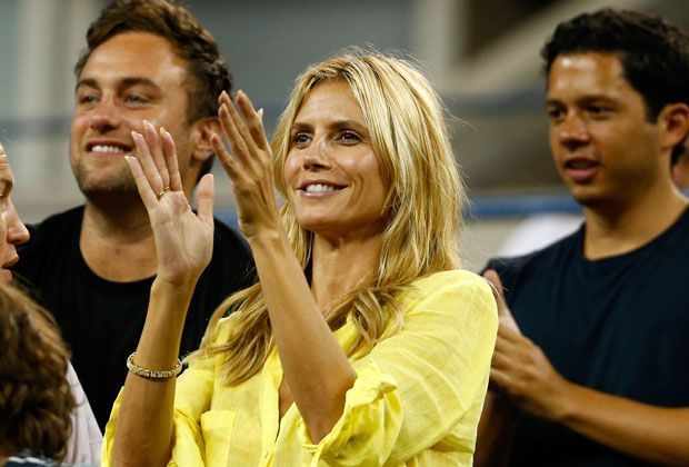 
                <strong>Heidi ist bester Laune</strong><br>
                Die Topmodel-Mama präsentiert sich in New York wirklich bester Laune, strahlt auf der Tribüne des Arthur-Ashe-Stadions über das ganze Gesicht.
              