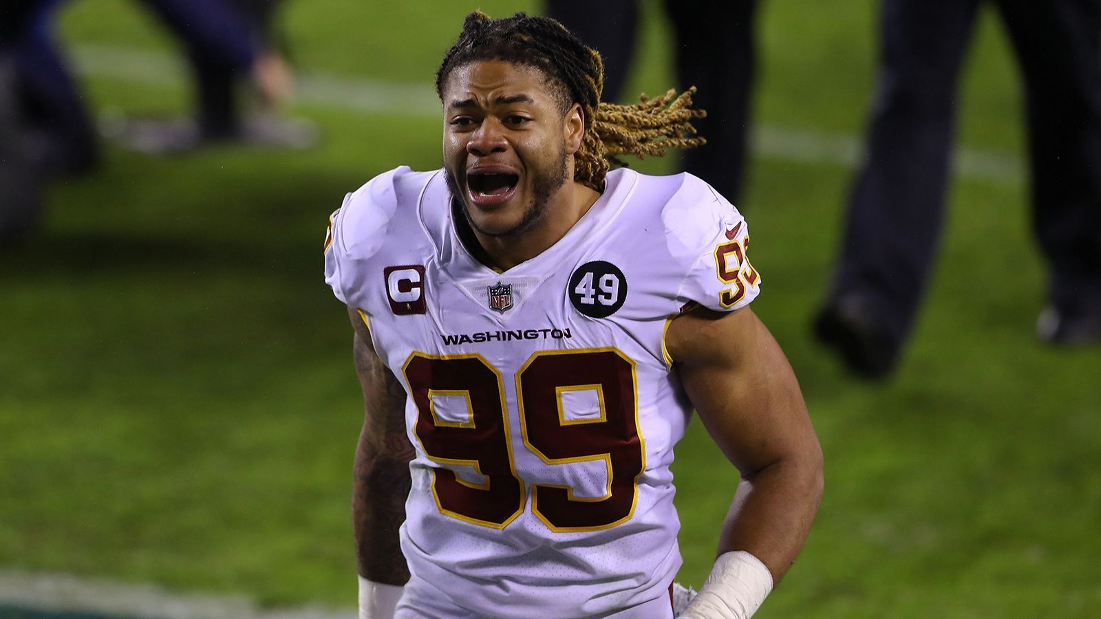 
                <strong>Defensive Rookie of the Year: Chase Young (Washington Football Team)</strong><br>
                Da scheinen sich viele Experten einig. Der zweite Overall-Pick lieferte gehörig ab und hat großen Anteil am Playoffs-Einzug des Washington Football Team. Der Defensive End verbuchte sofort 7,5 Quarterback-Sacks für sich, schrieb sich 44 Tackles auf die Liste und führte die Defense in Washington auch verbal an. Der 21-Jährige ist ein echter Franchise-Player und der heißeste Kandidat auf den Titel zum Defensive Rookie of the Year. Aber es gibt trotzdem einen ernstzunehmenden Konkurrenten.
              