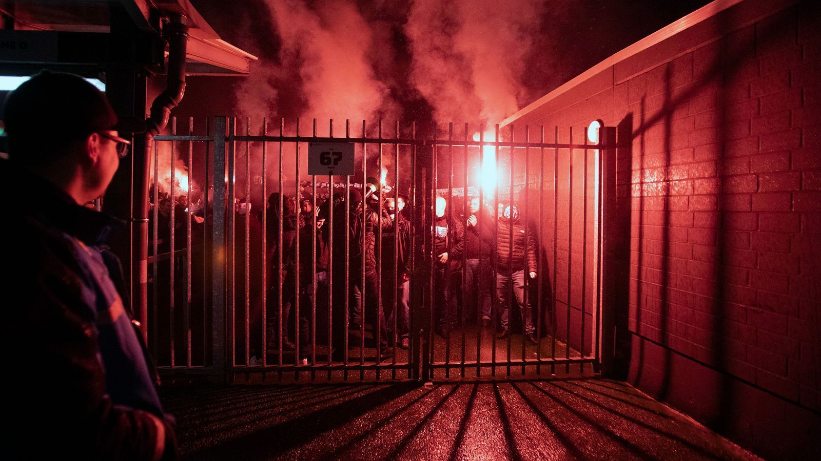 
                <strong>So feiern die Gladbach-Fans den Derbysieg gegen Köln</strong><br>
                Durch den 2:1-Heimsieg rückten die Gladbacher wieder auf Platz 4 vor und dürfen von der Champions-League-Teilnahme in der Saison 2020/21 träumen - dann hoffentlich wieder ganz ohne Geisterspiele.
              