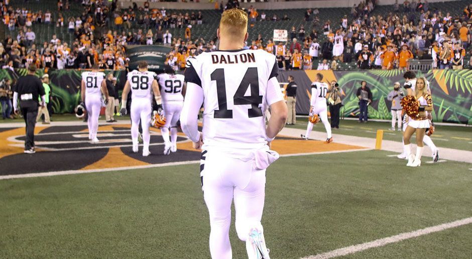 
                <strong>Dalton in der Krise</strong><br>
                Mittlerweile ist auch in Cincinnati die Erkenntnis angelangt, dass die enttäuschende letzte Saison nicht nur ein Ausrutscher war. Quarterback Andy Dalton (Foto) wurde zur tragischen Figur, als er im ersten Spiel gegen die Baltimore Ravens gleich vier Interceptions warf. Die Offensive blieb in Week 1 ohne Punkte. Auch in Woche 2 gegen die Houston Texans gelang kein Touchdown. "Wir müssen einen Weg finden, unsere Top-Spieler besser in das Spiel einzubinden", forderte Green. Offensive Coordinator Ken Zampese wurde das offenbar nicht mehr zugetraut. Er wurde entlassen. Unter der Leitung von dem bisherigen Quarterback-Coach Bill Lazor ist in der Offensive immerhin ein Aufwärtstrend erkennbar. Auch wenn die Partie gegen die Green Bay Packers verloren ging (24:27), funktionierte die Offensive wieder besser. Am Sonntag gegen die Cleveland Browns steht das Team allerdings unter Siegzwang.
              