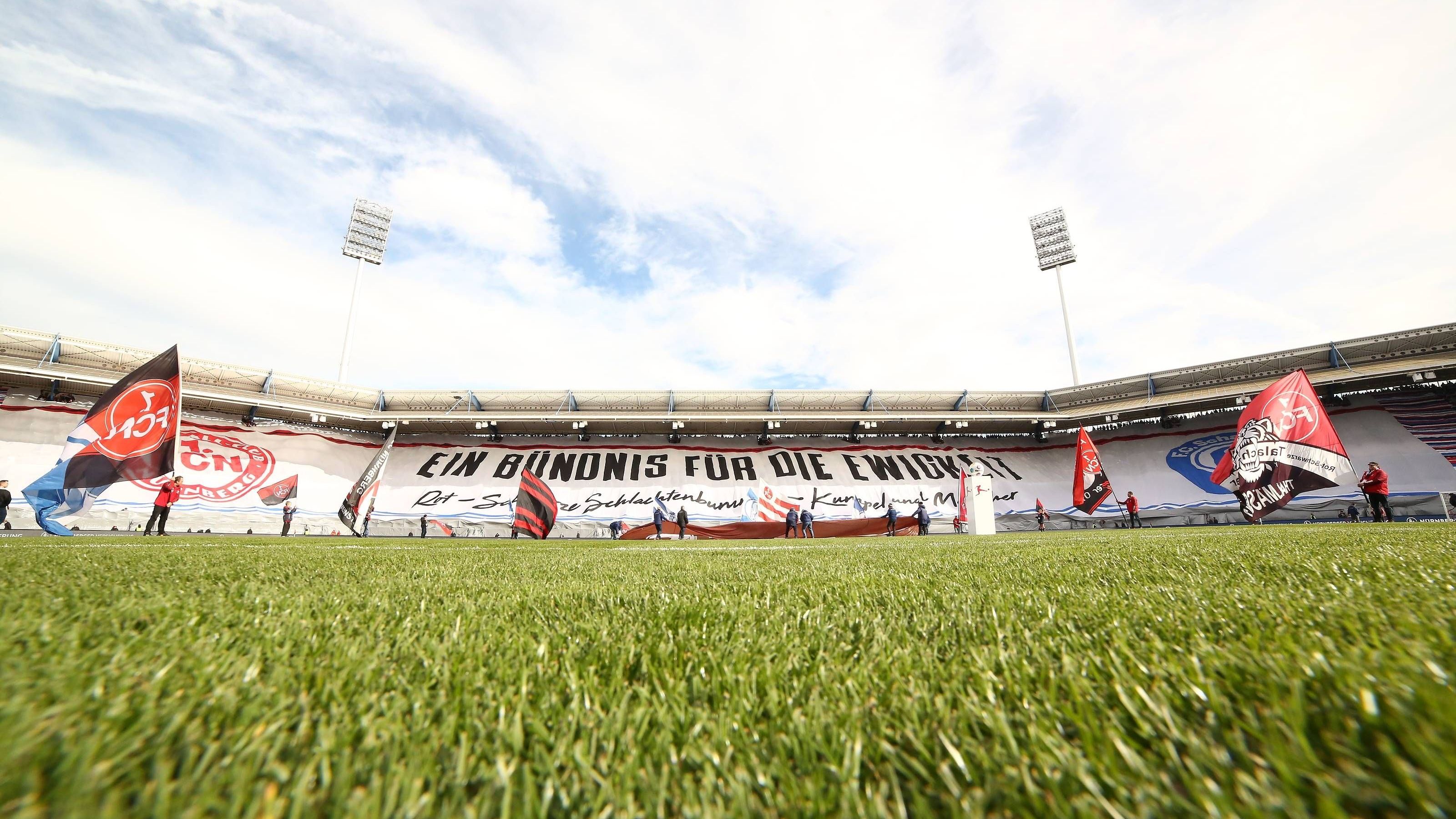 <strong>1. FC Nürnberg - FC Schalke 04: Spektakuläre Choreo bei Zweitligaduell</strong><br>Die Fans des 1. FC Nürnberg und Schalke 04 eint seit über 30 Jahren eine historische Freundschaft. Wenn die zwei Vereine aufeinandertreffen, sorgen die Anhänger auf den Rängen immer wieder für spektakuläre Bilder. Auch in diesem Jahr haben die zwei Fangruppen eine eindrucksvolle Choreo organisiert.