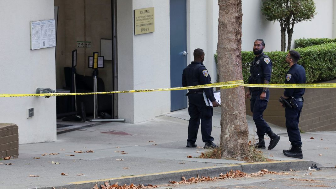 Angehörige der Strafverfolgungsbehörden stehen auf der Straße in der Nähe des chinesischen Konsulats in San Francisco.