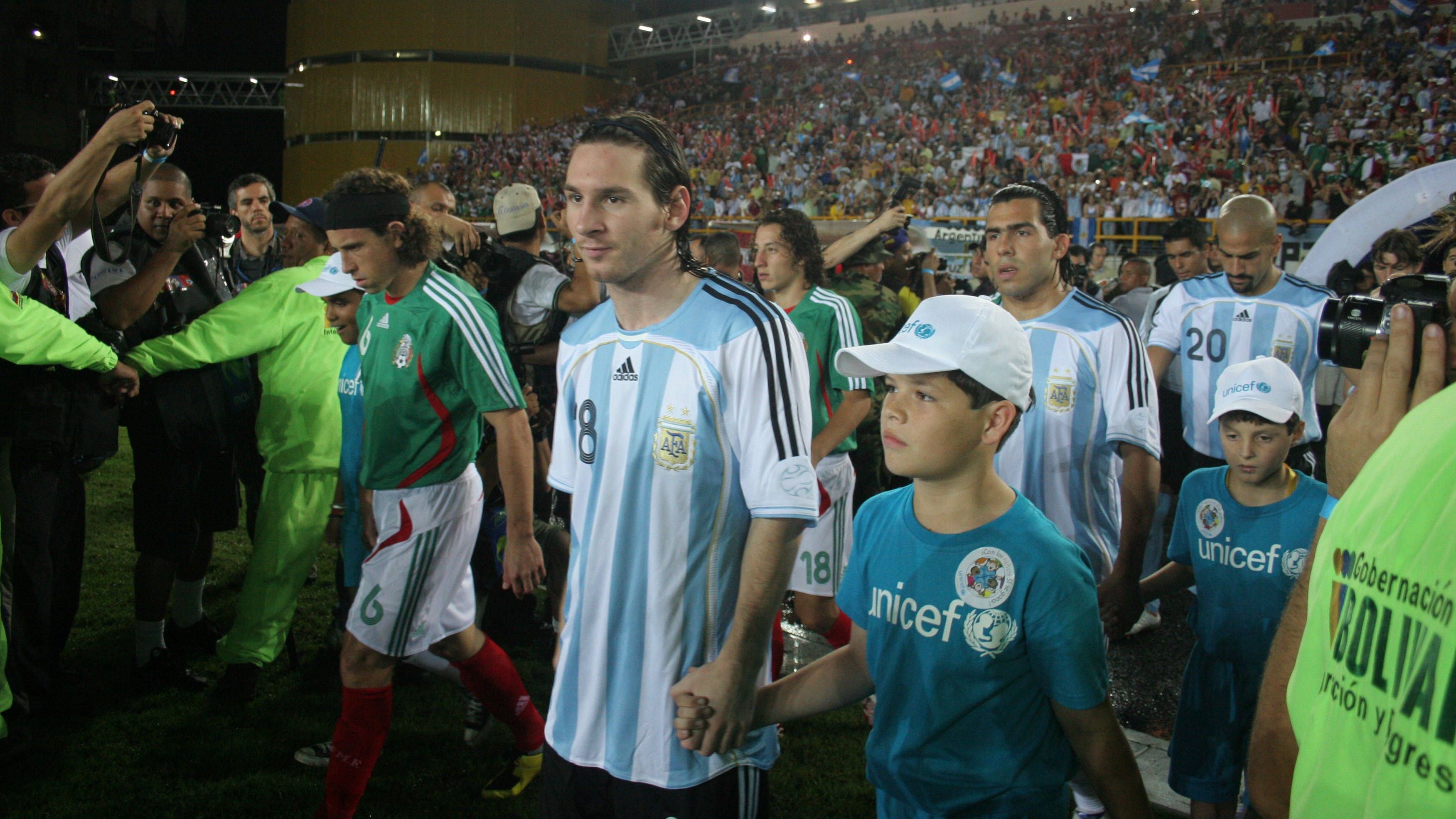 <strong>Trikotdeal rettete Messi vor Finalsperre</strong><br>Pikante Enthüllung von Carlos Chandia. Der Schiedsrichter hat in der "ESPN Fans Show" enthüllt, dass Lionel Messi eigentlich für das Copa-America-Finale 2007 gesperrt gewesen wäre. Demnach hatte Messi gegen Ende des Halbfinales gegen Mexiko (3:0) den Ball in die Hände genommen. Statt zu bestrafen, ging der Referee zu Messi und erklärte: "Das ist eigentlich eine Gelbe Karte. Aber das kostet dich dein Trikot!"