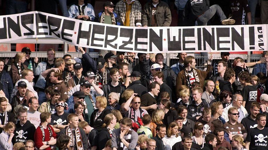 <strong>FC St. Pauli (2001/02 und 2002/03)</strong><br>Bei einem Doppelabstieg darf geweint werden. Vor allem, weil St. Pauli nach dem Gang in die Drittklassigkeit 2003 vor der Insolvenz stand. Nur eine "Retter"-Kampagne und ein millionenschweres Benefizspiel gegen den FC Bayern retteten den Klub damals.