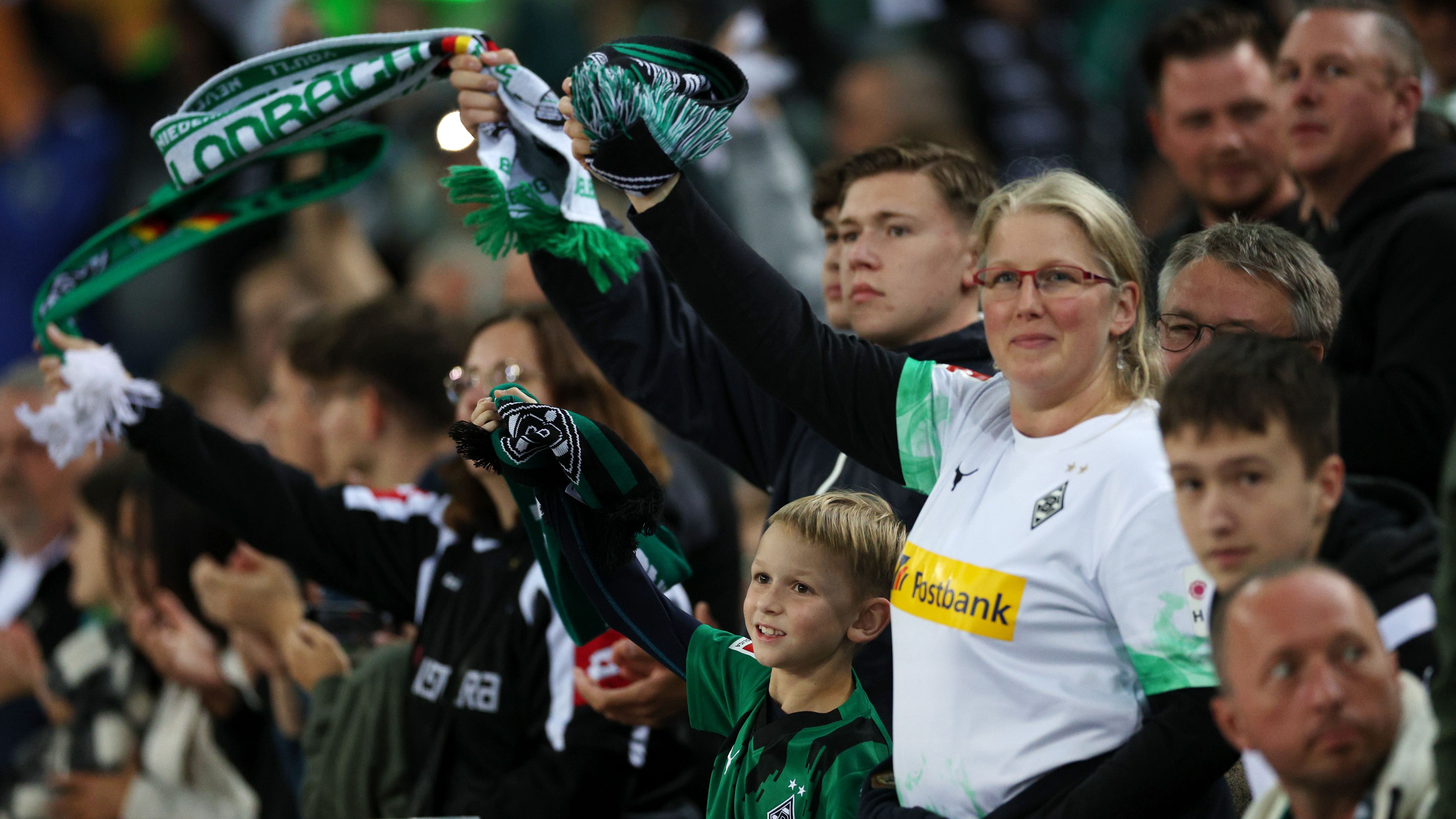 <strong>Borussia Mönchengladbach</strong><br>"In Gladbach, im grünen Park, Borussia Mönchengladbach, unser Herz wird niemals dunkel, das ist der starke Flug. Gegründet 1900, die Fohlenelf, galoppiert so schnell, mit Stolz und Leidenschaft, in Gladbach sind wir hell. Unser Maskottchen, Jünter, ist immer zur Stelle, für Borussia Mönchengladbach, stehen wir alle, das ist unsere schnelle Welle."