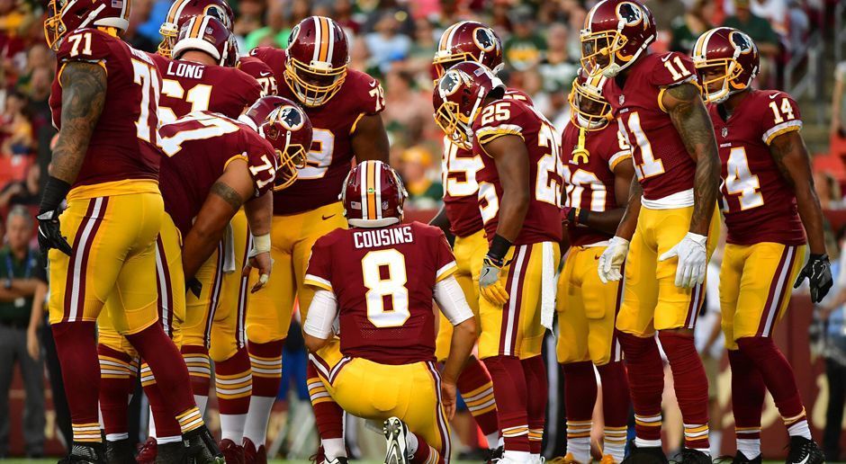 
                <strong>3. Washington Redskins</strong><br>
                Wie die Niners, nur anders: Dank des etwas edleren burgunderrots und des satten gelbs der Hosen und der Gesichtsmaske haben die Redskins aber die Nase vorn. Über den Namen und das Logo der Franchise und ihren Umgang damit mag man streiten können. Die Trikots sind allerdings über jeden Zweifel erhaben.
              