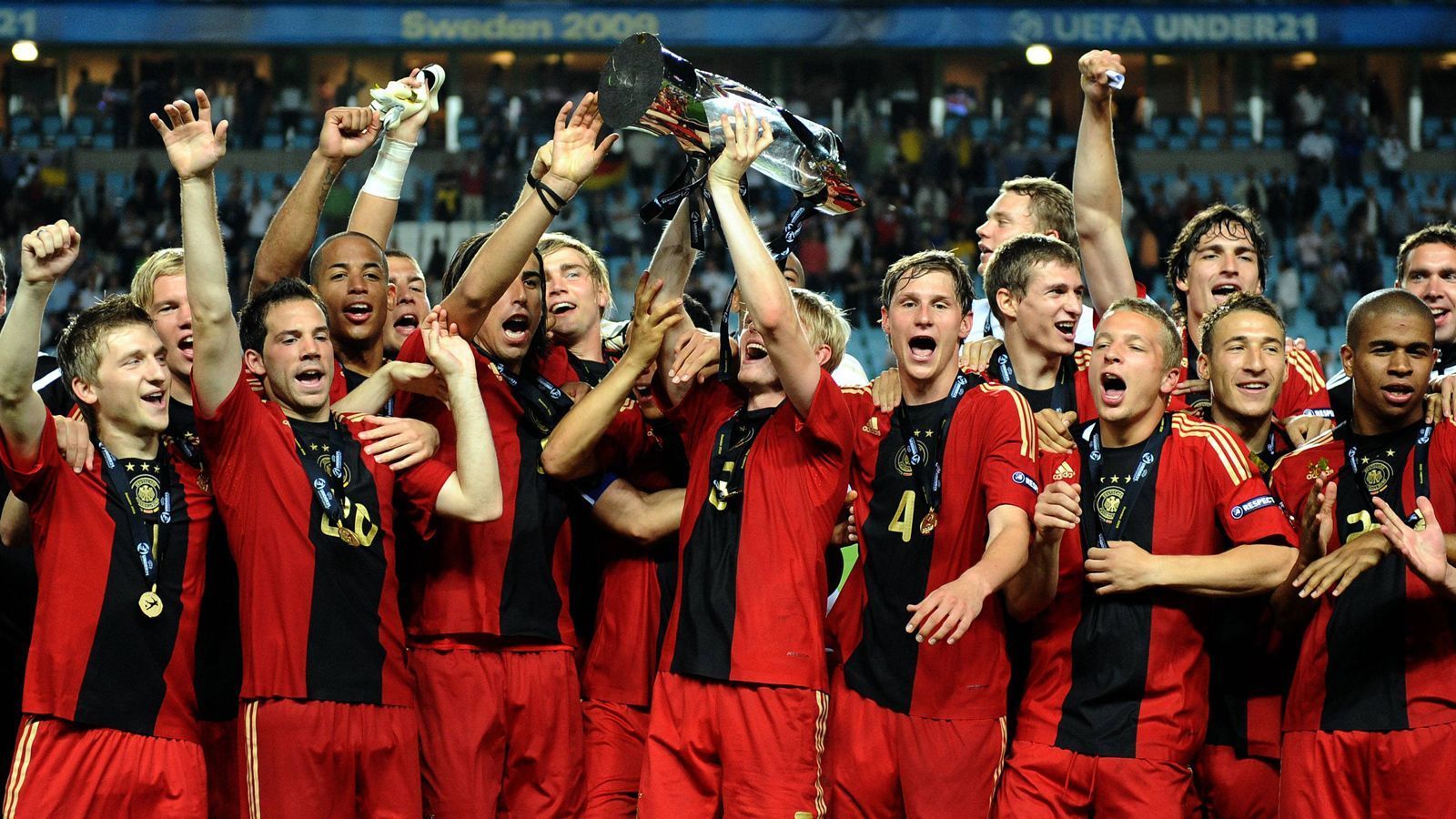 
                <strong>2009 noch U21- Europameister... und heute?</strong><br>
                Die deutsche U21-Nationalmannschaft spielt derzeit um den EM-Titel. Zwei Mal gewann die DFB-Auswahl bereits die Trophäe. Am Samstag ist es genau zehn Jahre her, dass die U21 um Manuel Neuer und Mesut Özil erstmals den Titel für Deutschland holte. Die Karrieren der damaligen Spieler verliefen daraufhin allerdings sehr unterschiedlich. Sechs Spieler wurden fünf Jahre später Weltmeister, andere zog es nach Thailand, in den Iran oder in die Verbandsliga. ran.de zeigt, was aus den U21-Europameistern von 2009 geworden ist.
              