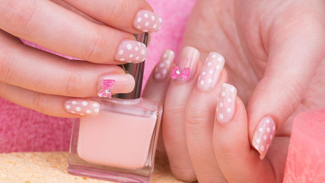 Pimpe dein Nail-Design mit kleinen Punkten auf! Überzeuge dich von dem Look für deine Nägel und probiere diese Nail-Art am besten gleich selbst aus. Wir zeigen dir, wie es geht! 