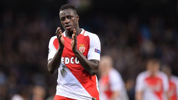 
                <strong>Benjamin Mendy (AS Monaco -> Manchester City)</strong><br>
                Manchester City bricht einen Rekord nach dem nächsten, und zwar für den teuersten Abwehrspieler der Fußball-Historie: Den "Titel" trägt nun Benjamin Mendy, den der Klub von Trainer Pep Guardiola für 57,5 Millionen Euro vom AS Monaco losgeeist hat. Mendys Vorgänger Kyle Walker, den City eine Woche vorher geholt hatte, war mit 56,6 Millionen Euro nur unwesentlich günstiger. Davor war übrigens John Stones Ablöse-Rekordhalter, er war 2016 für 55,6 Millionen Euro aus Everton geholt worden. Mendy absolvierte im Fürstentum in der vergangenen Spielzeit 39 Pflichtspiele, erzielte dabei ein Tor und bereitete elf weitere Treffer vor.
              