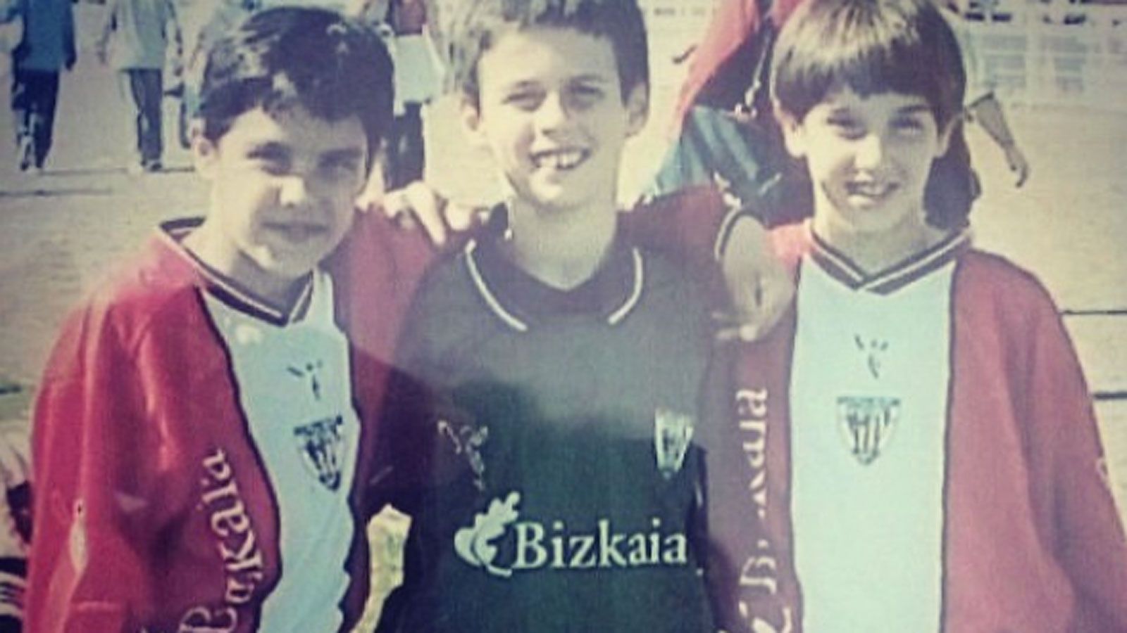 
                <strong>Mit neun Jahren zu Athletic Bilbao</strong><br>
                Im Alter von neun Jahren schloss sich Kepa Athletic an. In einem Spiel der U14 glänzte er sogar als doppelter Torschütze, weil der gelernte Keeper wegen Spielermangels im Feld aushelfen musste.
              