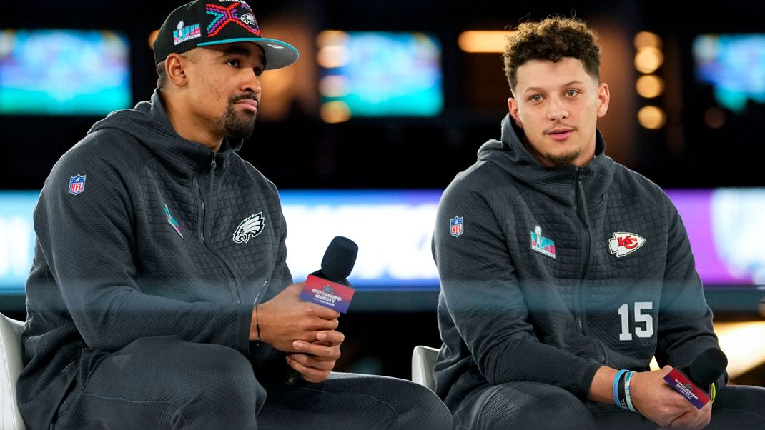 Kansas City Chiefs-Quarterback Patrick Mahomes (rechts) und Philadelphia Eagles-Quarterback Jalen Hurts.