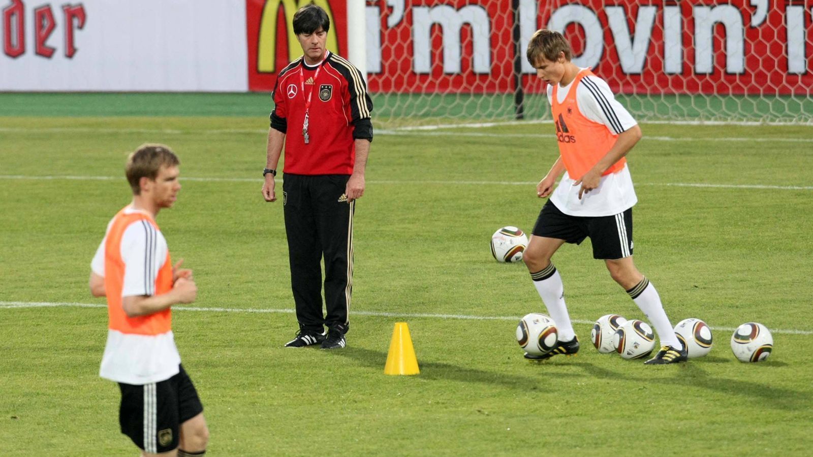 
                <strong>WM 2010: Holger Badstuber</strong><br>
                Bei seinem Kader für die WM-Endrunde 2010 in Südafrika wartete Löw einer neuerlichen Überraschung auf. Er nominierte Bayern-Talent Holger Badstuber (re.) sowie Dennis Aogo. Das Duo schaffte es mit einer sehr jungen Mannschaft und erfrischendem Fußball Dritter zu werden. Ebenfalls mit an Bord war Keeper Hans-Jörg Butt als Nummer 3 statt des verletzten Rene Adler. Der damalige Bayern-Keeper Butt kam im Spiel um Platz 3 gegen Uruguay zum Einsatz.
              