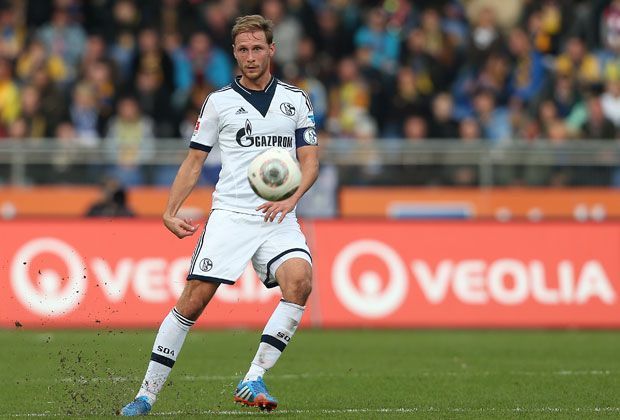 
                <strong>FC Schalke 04 - Benedikt Höwedes</strong><br>
                Seit 2011 führt Benedikt Höwedes seine Mannschaft aufs Feld. Bei der WM spielte er als linker Außenverteidiger, beim FC Schalke 04 darf er wieder auf seiner angestammten Innenverteidigerposition spielen.
              