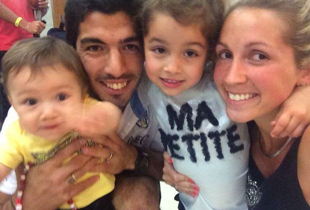 
                <strong>Familienunterstützung</strong><br>
                Kickt Suarez die Italiener aus der WM? Die Unterstützung seiner Familie hat er jedenfalls und twittert: "Danke das ihr gekommen seid und mich immer unterstützt. Ihr gebt mir mehr Energie als irgendjemand anderes. Ich liebe euch über alles!"
              