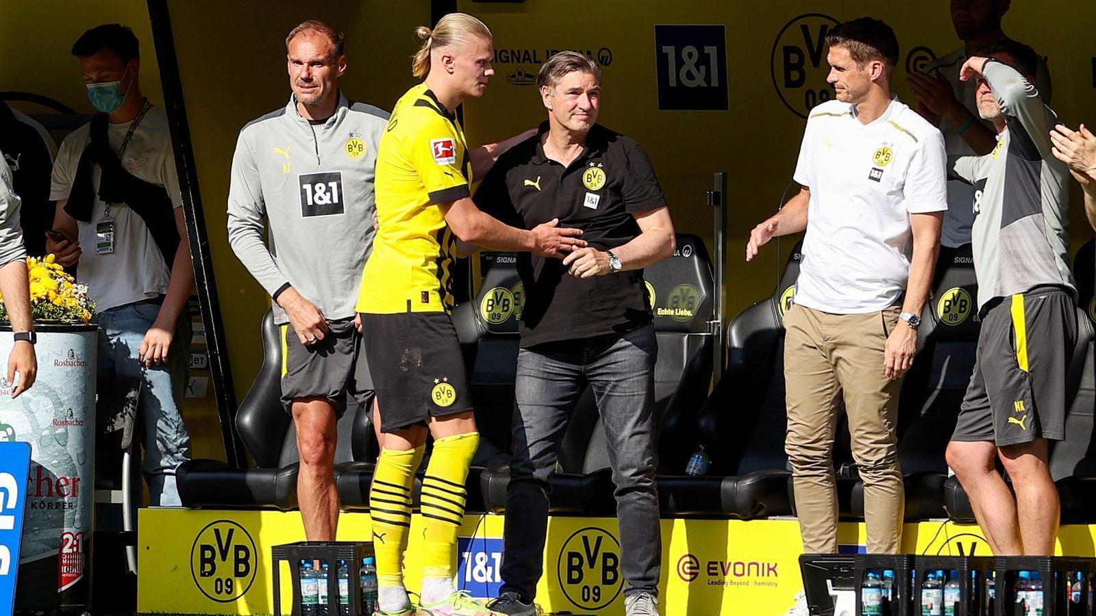 
                <strong>Borussia Dortmund</strong><br>
                Beim BVB gibt es im Sommer 2022 einen rigorosen Umbau. Stürmerstar Erling Haaland wurde bereits zu ManCity verkauft, der langjährige Sportdirektor Michael Zorc ist weg und auch Trainer Marco Rose wurde kurz nach dem Saisonende entlassen. Richten soll es nun ein junges Duo mit Trainer Edin Terzic und Zorc-Nachfolger Sebastian Kehl.&#x2022; Zugänge: Sebastien Haller (Ajax Amsterdam), Karim Adeyemi (RB Salzburg), Salih Özcan und Anthony Modeste (beide 1. FC Köln), Nico Schlotterbeck (SC Freiburg), Niklas Süle (FC Bayern München), Marcel Lotka (Hertha BSC), Alexander Meyer (Jahn Regensburg)<br>&#x2022; Abgänge: Erling Haaland (Manchester City), Dan-Axel Zagadou (Vertragsende), Roman Bürki (St. Louis City) Axel Witsel (Atletico Madrid), Marwin Hitz (FC Basel), Steffen Tigges (1. FC Köln), Marcel Schmelzer (Karriereende)<br>Baustellen: Der Verlust von Erling Haaland wiegt schwer. Zwar ist Sebastien Haller nun beim BVB, aber dieser fällt aufgrund eines bösartigen Hodentumors für längere Zeit aus. Als Ersatz wurde kurzfristig Anthony Modeste vom 1. FC Köln losgeeist. Die Qualität eines Hallers oder gar eines Haalands bringt er aber nicht mit. Gegen das Defensivproblem der vergangenen Saison (52 Gegentore) hat sich der BVB zwar verstärkt, auf den Außenverteidigerpositionen besteht aber noch Nachholbedarf. Wunschlösung David Raum schloss sich RB Leipzig an. Den BVB verlassen soll hingegen noch die Defensivspieler Manuel Akanji und Nico Schulz.
              