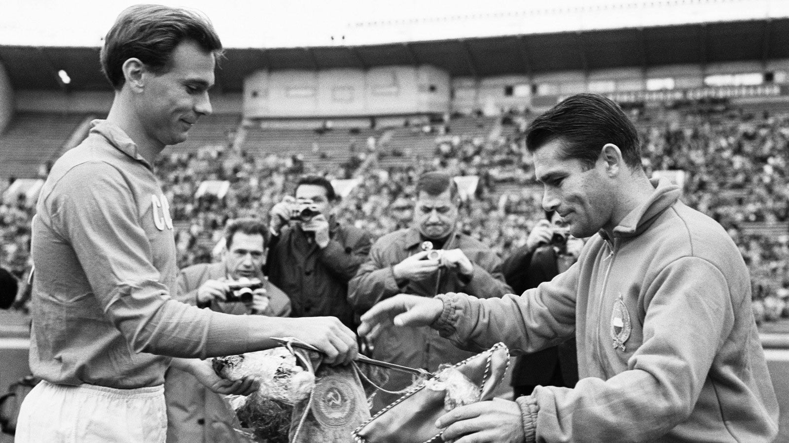 
                <strong>EM 1960: Valentin Ivanov (UdSSR, li.)</strong><br>
                &#x2022; Treffer bei der EM-Endrunde: 2 -<br>&#x2022; Endplatzierung der UdSSR: Sieger -<br>&#x2022; Weitere Spieler mit zwei Turniertreffern: Milan Galic (Jugoslawien), Francois Heutte (Frankreich), Drazan Jerkovic (Jugoslawien), Viktor Ponedelnik (UdSSR)<br>
              