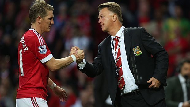 
                <strong>Schweinsteiger zu langsam - van Gaal eine "lame Duck"</strong><br>
                Die wohl schonungsloseste Häme schütteten die englischen Zeitungen nach der 2:3-Niederlage gegen den VfL Wolfsburg im Rückspiel der Champions-League-Gruppenphase im Dezember über ManUnited aus. "The Telegraph" bezeichnete Trainer Louis van Gaal als "lame duck" von Manchester United. Danach wurde wieder einmal Schweinsteiger kritisiert. "Der Deutsche war eine riesige Enttäuschung. Er sah langsam aus und war ein Schwachpunkt, statt eine treibende Kraft", schrieb die "Manchester Evening News".
              