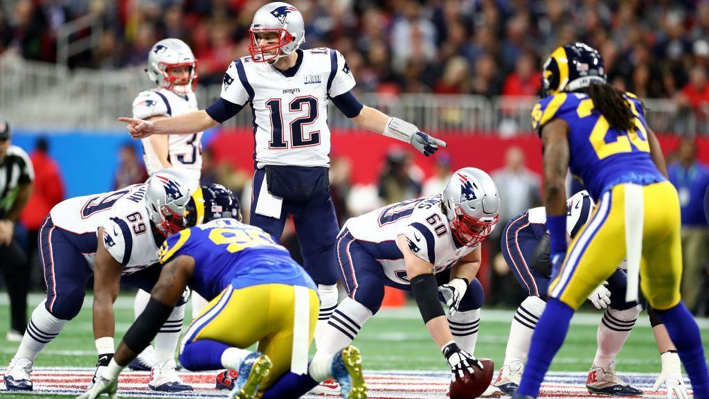 
                <strong>Tom Bradys Super Bowl-Bilanz in Weiß</strong><br>
                Möglicherweise hatte aber auch Quarterback Tom Brady bei dieser Entscheidung etwas mitzureden. Denn: Die Bilanz des 43-Jährigen im Super Bowl, wenn er ein weißes Trikot trug, ist 4-1. Einzig am Ende der 2017 musste sich Tom Brady in weißer Spielkleidung den Philadelphia Eagles geschlagen geben. Allerdings stellte Brady in diesem Spiel mit über 500 Yards Raumgewinn einen Rekord für Super Bowls auf. Überhaupt ist die Bilanz von Teams, die weiße Trikots tragen, in diesem Jahrtausend 13-3.
              