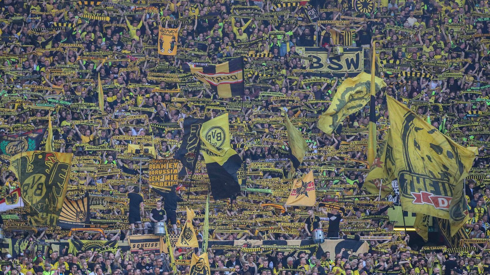 
                <strong>Platz 1: Borussia Dortmund</strong><br>
                Stehplatz: 240 Euro - vergangene Saison: 235 EuroTeuerste Sitzplatzkategorie: 990 Euro (ligaweit Platz 1) - vergangene Saison: 781 Euro
              