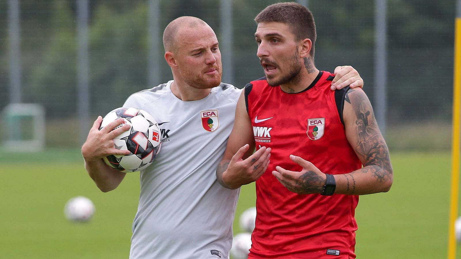 
                <strong>FC Augsburg</strong><br>
                Wieder zurück! Außenverteidiger Konstantinos Stafylidis steht auch wieder in Augsburg auf dem Platz, nachdem der Grieche zuletzt an Premier-League-Absteiger Stoke City verliehen war, dort kaum zum Zug kam (nur fünf Einsätze).
              