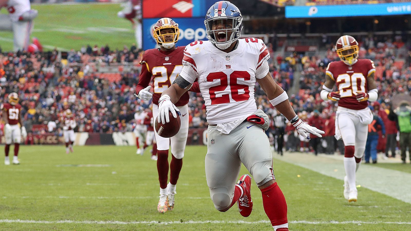 
                <strong>Saquon Barkley (New York Giants)</strong><br>
                Saquon Barkley ist wohl der heißeste Kandidat auf den Award. Der Running Back wurde an zweiter Stelle von den New York Giants gedraftet und konnte prompt überzeugen. Mit 1.124 Rushing Yards und weiteren 629 Receiving Yards führt er die Rookie-Klasse von 2018 in beiden Kategorien an und bringt es dabei auch noch auf insgesamt 13 Touchdowns. 
              