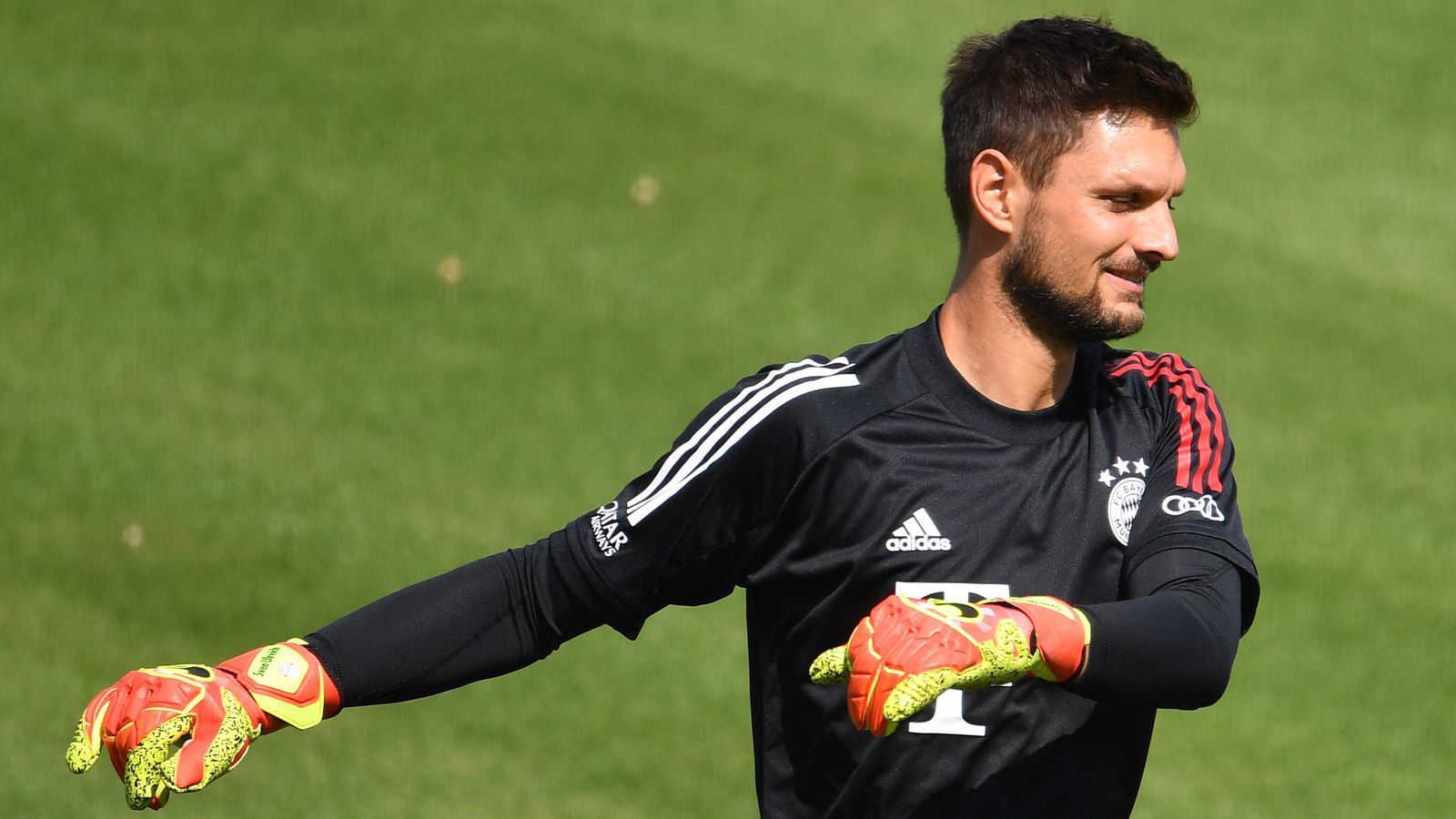 
                <strong>Sven Ulreich</strong><br>
                Der ehemalige Stuttgarter ist seit 2015 der Ersatztorwart des FC Bayern München, absolvierte in dieser Zeit 70 Pflichtspiele für den Verein und hinterließ dabei (zumindest meistens) einen sicheren Eindruck. Ein Jahr vor seinem Vertragsende bekommt der 32-Jährige nun mit Alexander Nübel den potenziellen Torwart der Zukunft vorgesetzt. Ulreich muss sich um seine Zukunft in München wohl Gedanken machen. Immerhin: Vereine aus England und Spanien sollen interessiert sein. Auch der FC Schalke 04 wurde in den Medien als potenzieller Verein genannt.
              