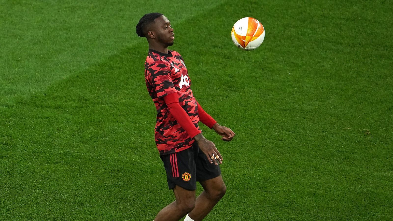 
                <strong>Aaron Wan-Bissaka (Manchester United)</strong><br>
                Die Bayern hatten ihre Fühler schon einmal nach Aaron Wan-Bissaka ausgestreckt, als er noch bei Crystal Palace unter Vertrag stand. Doch dann entschied sich der Engländer für Manchester United, wo er vor zwei Jahren für 55 Millionen Euro Ablöse unterschrieb. Bei den "Red Devils" gehört der 23-Jährige längst zum Stammpersonal. Bayern-Fazit: unrealistisch
              