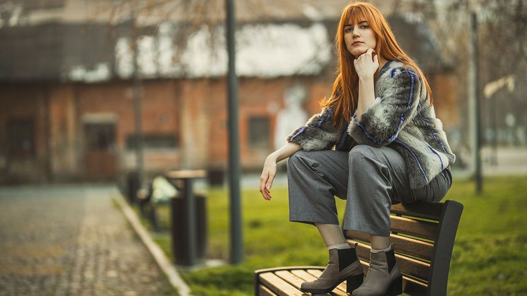 Lange oder kurze Haare – ganz gleich, was eurem Typ schmeichelt, in 2024 kommt Farbe auf das Haar: Warmes Golden Brown, kühles Blond, oder gar kräftige Pink-Töne.