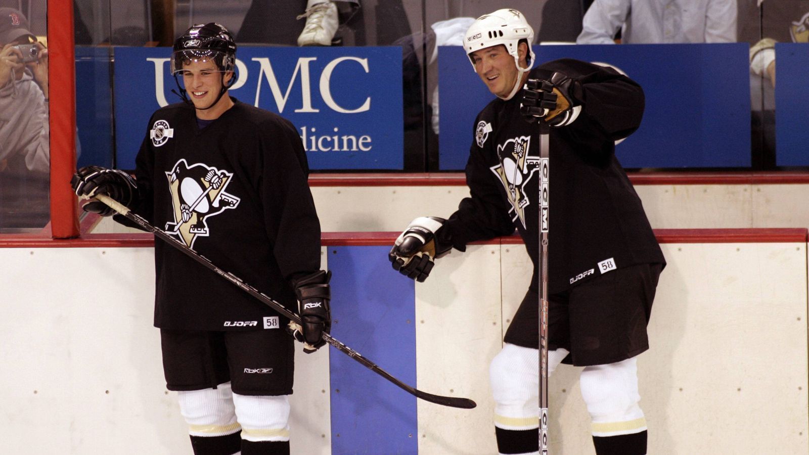 
                <strong>Sidney Crosby wohnte bei Penguins-Ikone Mario Lemieux</strong><br>
                Der Aufschwung der Pittsburgh Penguins hängt eng mit den Namen Mario Lemieux (Foto, rechts) und Sidney Crosby (links) zusammen. Lemieux gewann mit Pittsburgh 1991 und 1992 den Stanley Cup. Crosby gelang selbiges 2009, 2016 und 2017. Als Crosby im Jahre 2005 in die NHL gelangte, zog er zunächst bei Lemieux ein und blieb dort rund fünf Jahre. "Ich wollte warten, bis ich den richtigen Ort gefunden habe, an dem ich wohnen möchte", erklärte Crosby später.
              