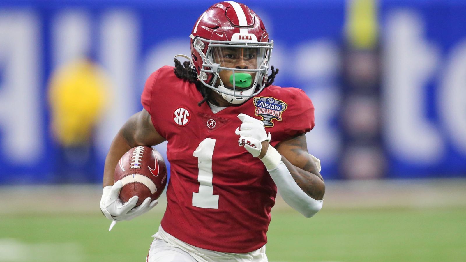 
                <strong>Platz 2: Jahmyr Gibbs (Alabama)</strong><br>
                Die Alabama Crimson Tide sind nicht nur für ihre bärenstarke Defense unter Nick Saban bekannt, sondern auch für ihre beinahe unglaubliche Produktion an tollen Running Backs. Derrick Henry, Mark Ingram, Najee Harris, Damien Harris, Josh Jacobs, all diese Stars gingen in Alabama zur Schule. Der Nächste, der sich in die Reihe dieser Namen einreihen wird, ist Jahmyr Gibbs. In den Statistiken sieht man seine große Stärke: 926 Rushing Yards und sieben Touchdowns, dazu aber 444 Receiving Yards und drei Touchdowns in 2022. Gibbs wird für seinen künftigen Arbeitgeber ein Missmatch aus dem Backfield auf Wheel Routes, Sit Routes oder Shallow Cross Routes, die er alle exzellent beherrscht.
              