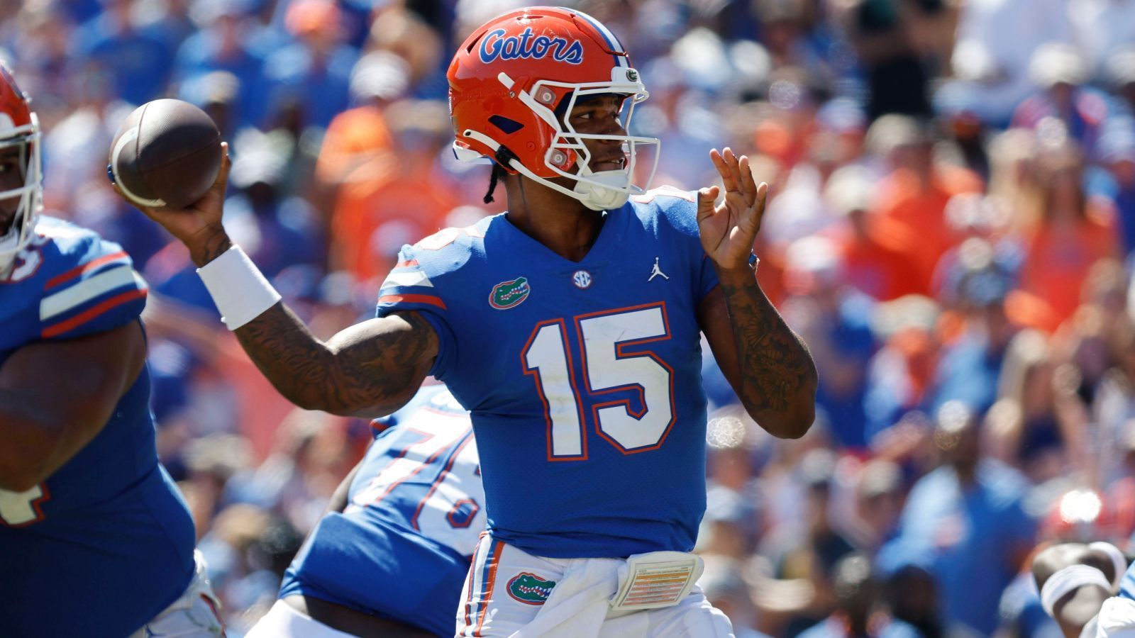 
                <strong>QB Anthony Richardson (Florida Gators)</strong><br>
                Nicht nur deshalb würde er wohl am besten zu den Baltimore Ravens passen. Was Athletik und Dynamik betrifft, steht er Lamar Jackson, um den sich mindestens so viele Fragezeichen ranken wie um Richardson, in nichts nach. Zudem hat der Florida-Absolvent einen absoluten Raketen-Arm, was mit dem Speedster Receiver Rashod Bateman gut synergieren würde. Wenn Richardson tatsächlich fällt, bis Baltimore an der Reihe ist, wäre es keine Überraschung, wenn sie ihn auswählen würden.
              