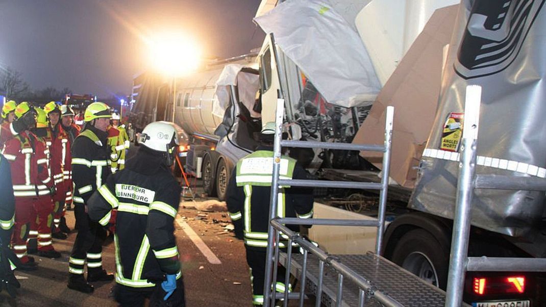 Eine Vielzahl von Rettungskräften war an der Unfallstelle im Einsatz.