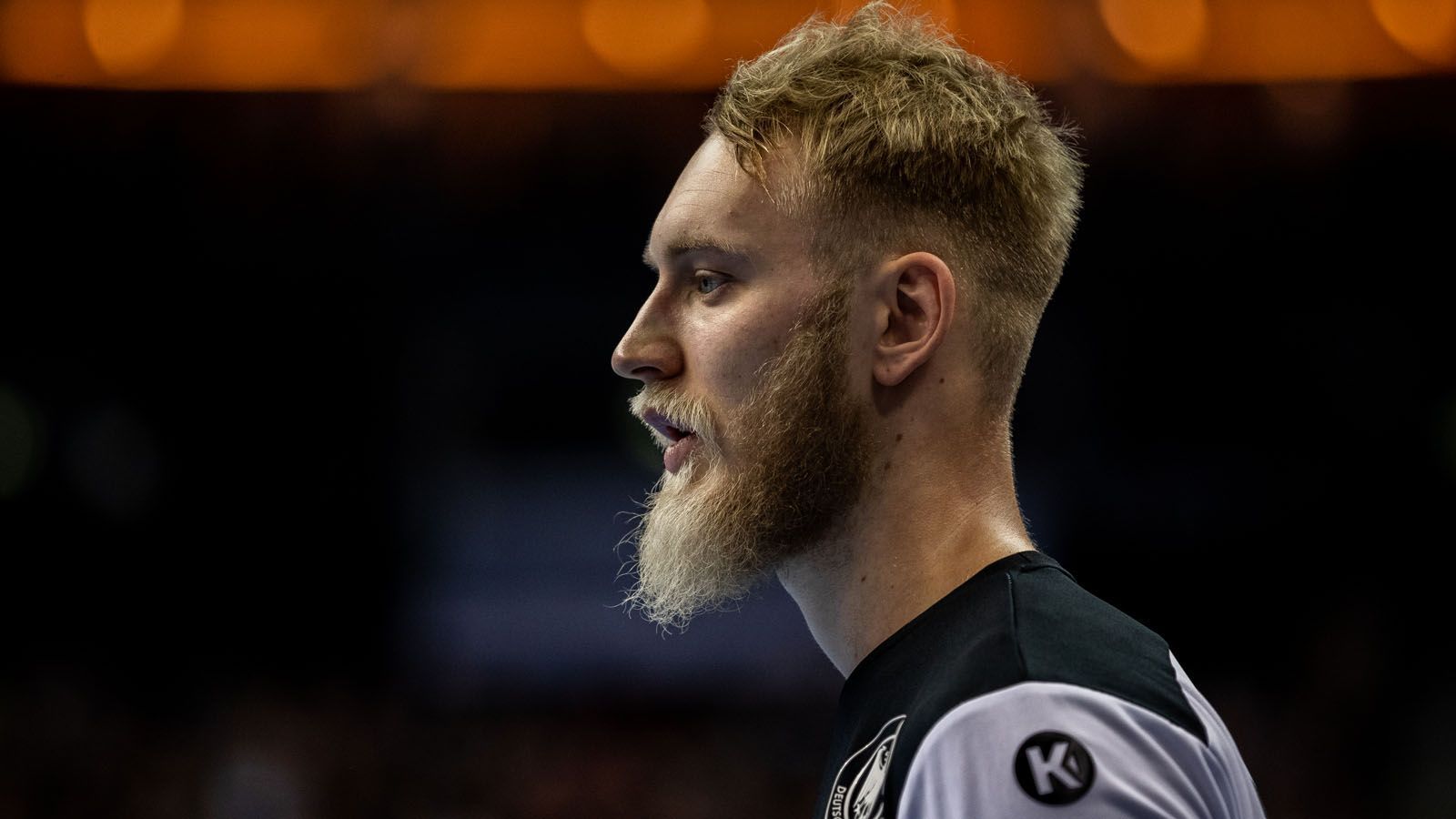 
                <strong>Matthias Musche </strong><br>
                Eigentlich suspekt, dass der beste Torschütze der Bundesliga hier auftaucht. Doch Matthias Musche wurde zum Verhängnis, dass er hinter Weltklasse-Spieler Gensheimer auf Linksaußen nominiert war und so nicht zu ganz viel Einsatzzeit gekommen war, wie es seine Auftritte verdient hätten. Sein ungenaues Zuspiel beim deutschen Angriff in der Schlussminute leitete zudem den Gegenangriff der Franzosen ein, die damit den Siegtreffer im Bronze-Spiel erzielten.
              