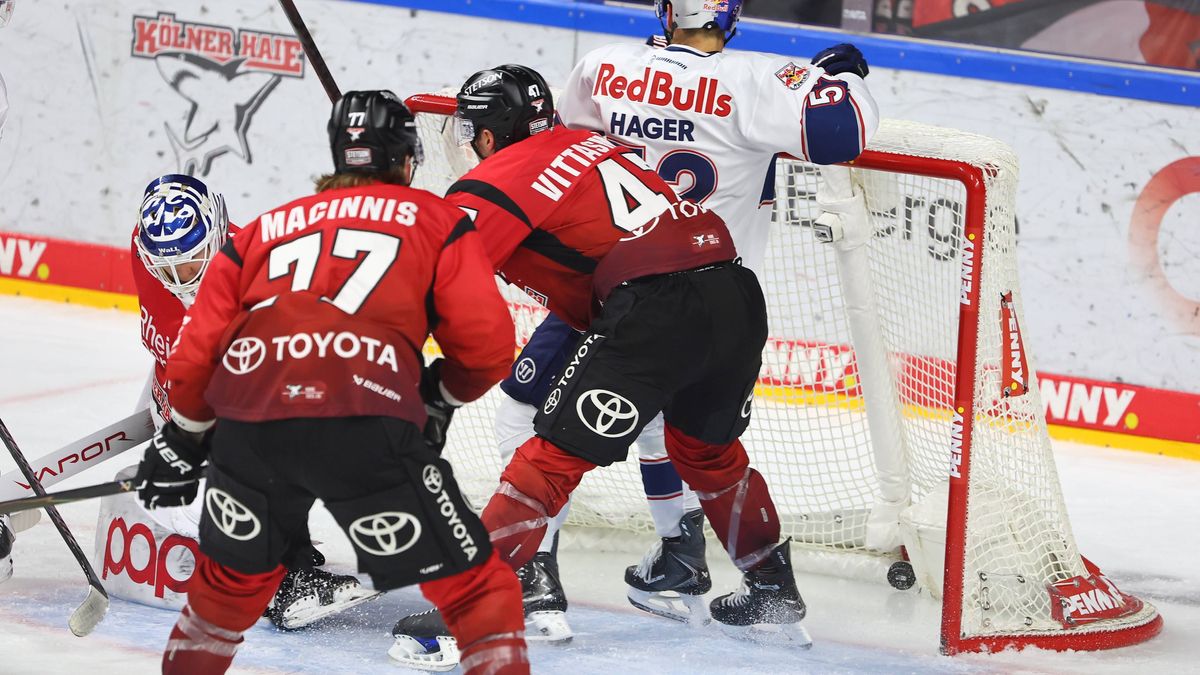 Patrick Hager (Muenchen) erzielt das 1:0 fuer Muenchen Koelner Haie vs EHC Red Bull Muenchen, Eishockey DEL, 02.11.2025 Koelner Haie vs EHC Red Bull Muenchen, Eishockey DEL, 02.11.2025 Koeln *** Pa...