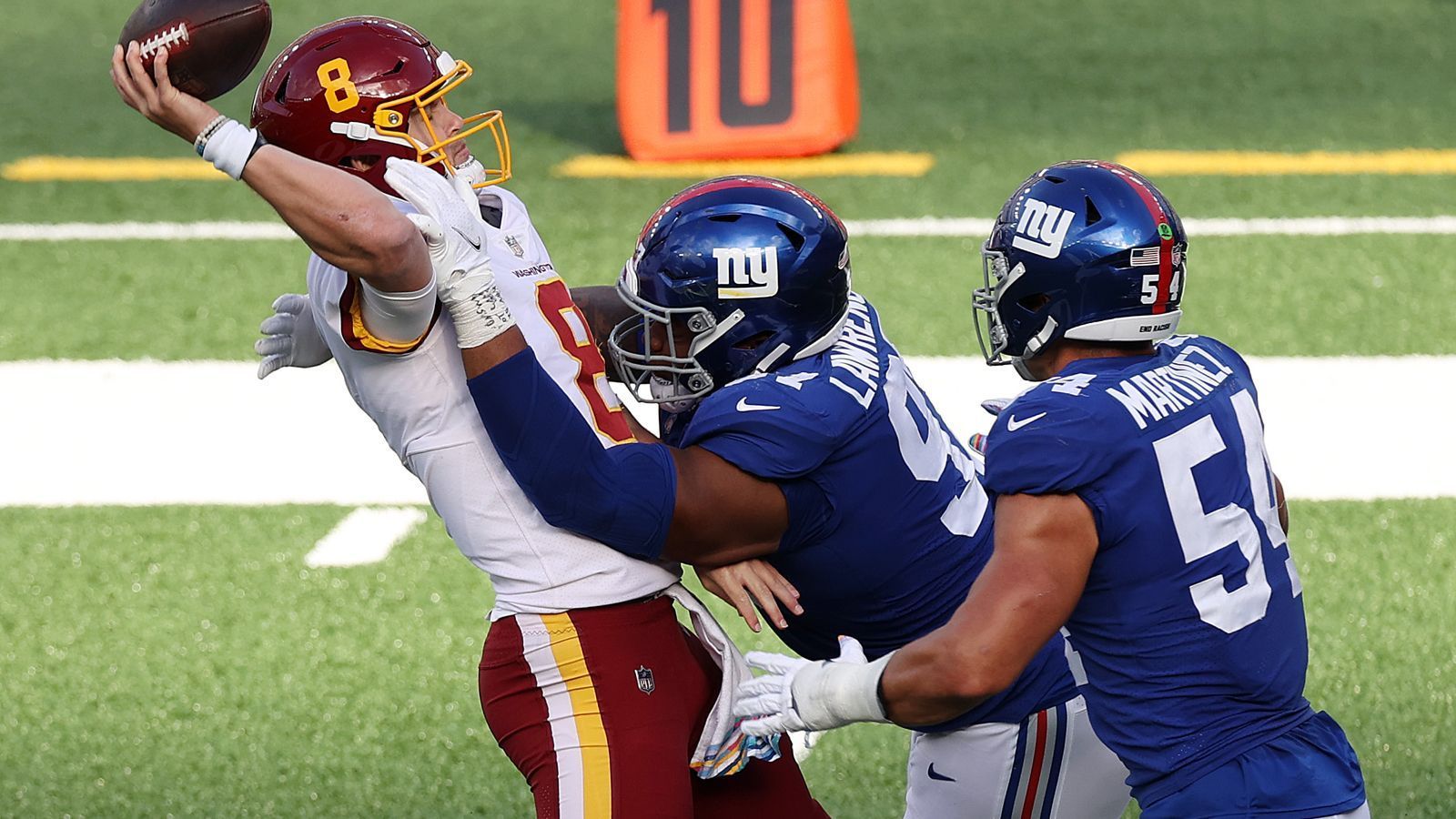 
                <strong>Dexter Lawrence (Defensive Tackle)</strong><br>
                Platz 4 in der Run Defense - auch dank Dexter Lawrence. Der Erstrunden-Pick des Jahrgangs 2019 bringt neben seiner Hauptaufgabe auch noch die Quarterback-Jagd in sein Repertoire ein. Mit 3 Sacks hat er bereits die Anzahl des Vorjahres übertroffen - und sein Potenzial hat der ehemalige Clemson Tiger noch lange nicht ausgeschöpft.
              