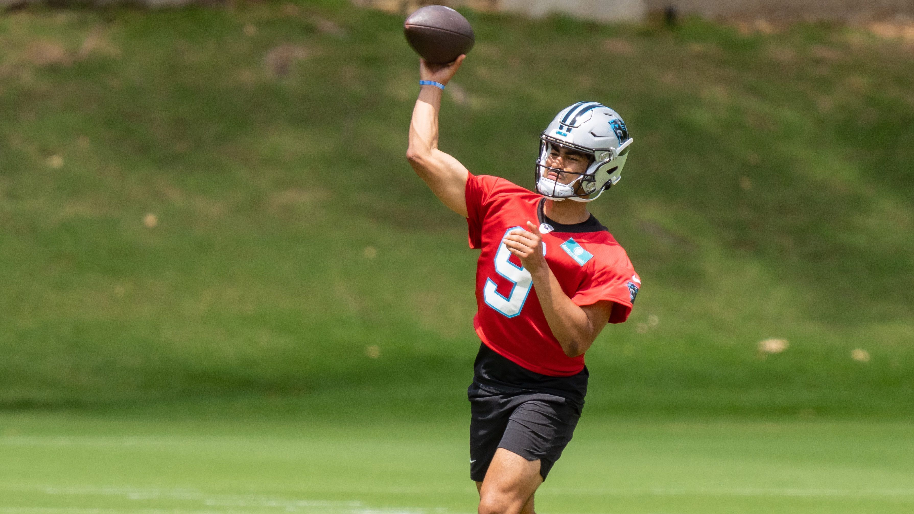 
                <strong>Platz 10: Bryce Young (Carolina Panthers)</strong><br>
                Bryce Young ist der einzige Rookie in dieser Liste. Nichtsdestotrotz ist es nur wenig überraschend, dass sich der Quarterback darin befindet. Schließlich ist Young der Nummer-1-Pick des diesjährigen Drafts. Bei den Carolina Panthers trägt er die Nummer neun. Nicht aber - wie hier - im roten Trainings-Jersey, sondern in Blau, Weiß oder Schwarz.
              