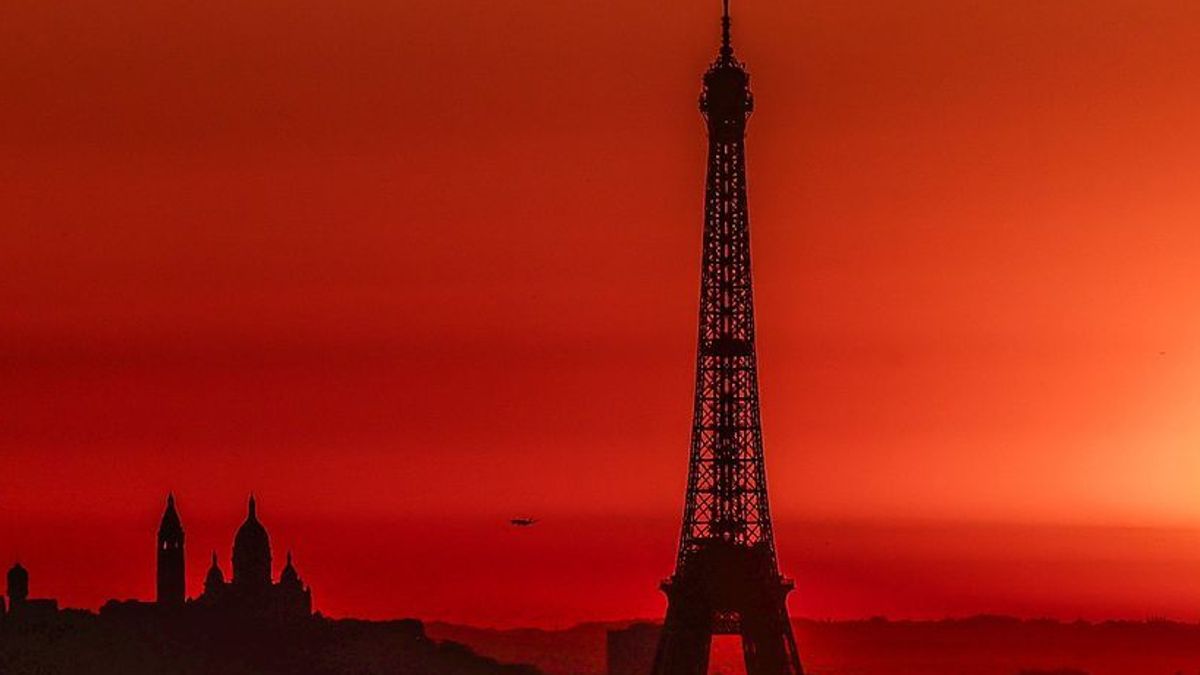 Die Sonne geht über dem Eiffelturm und der Basilika Sacre Coeur auf und löst - nicht nur visuell - Alarmstufe rot in Paris aus. 