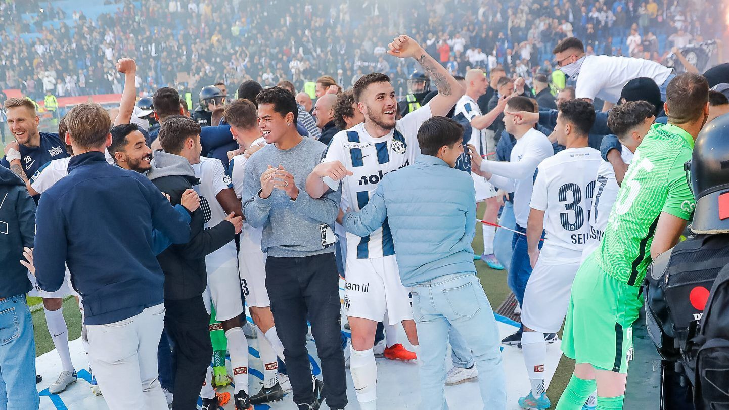 
                <strong>Credit Suisse Super League: FC Zürich krönt sich zum Meister</strong><br>
                Der frühere Bundesligatrainer Andre Breitenreiter hat sich mit dem FC Zürich vorzeitig die Meisterschaft in der Schweiz gesichert. Nach dem 2:0 beim FC Basel am Sonntag kann der FCZ nicht mehr von der Tabellenspitze verdrängt werden. Fast ein Jahr nach seinem Amtsantritt hätte dem Breitenreiter-Team bereits ein Punkt im Duell beim Tabellenzweiten Basel gereicht, um den 13. Titel perfekt zu machen. 16 Punkte beträgt der Vorsprung bei vier ausstehenden Partien. Für Zürich war es die erste Meisterschaft seit 2009.
              