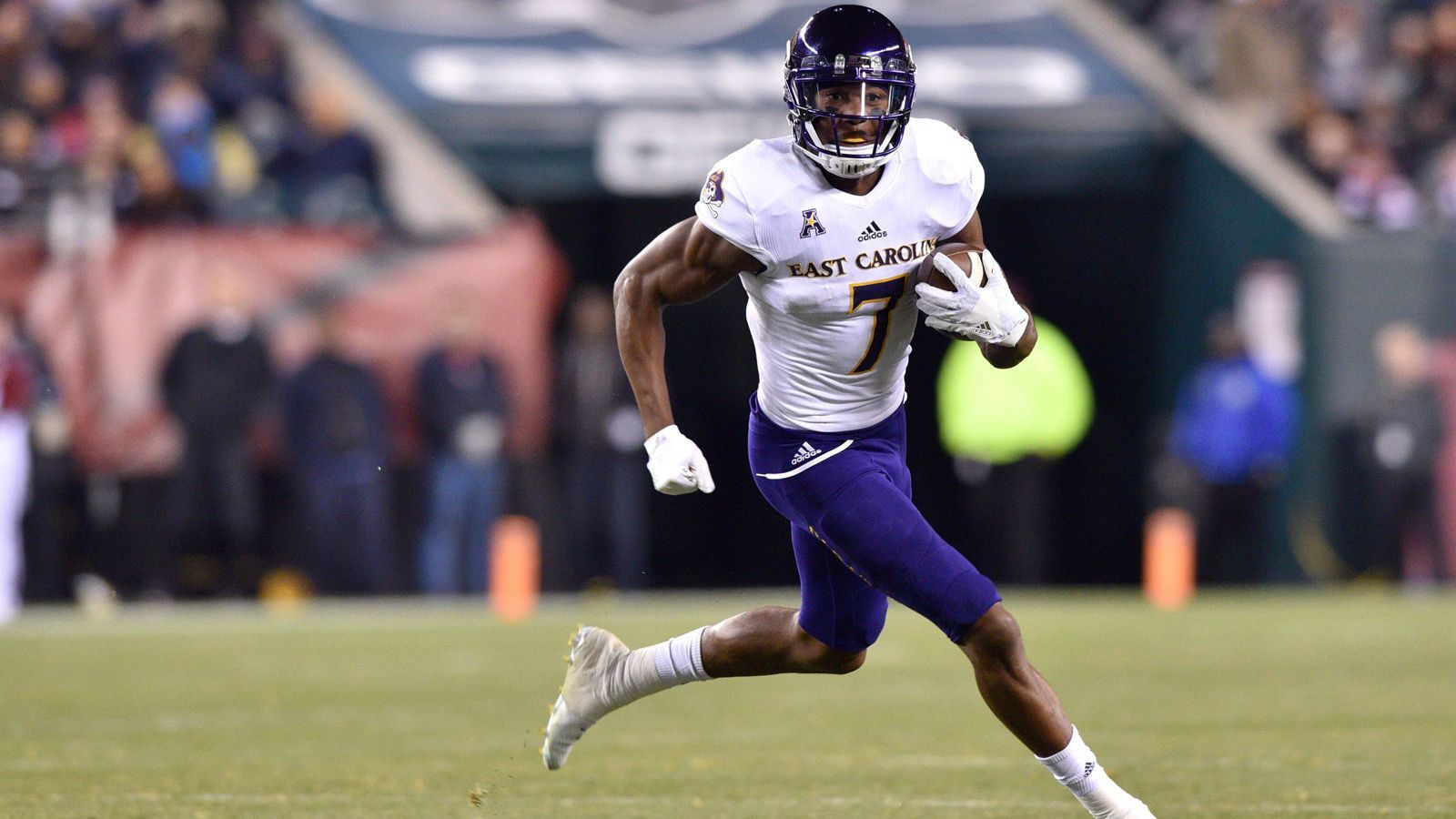 
                <strong>Die meisten Receptions in der College-Karriere</strong><br>
                Zay Jones (East Carolina Pirates)2013 – 2016: 399 Receptions
              