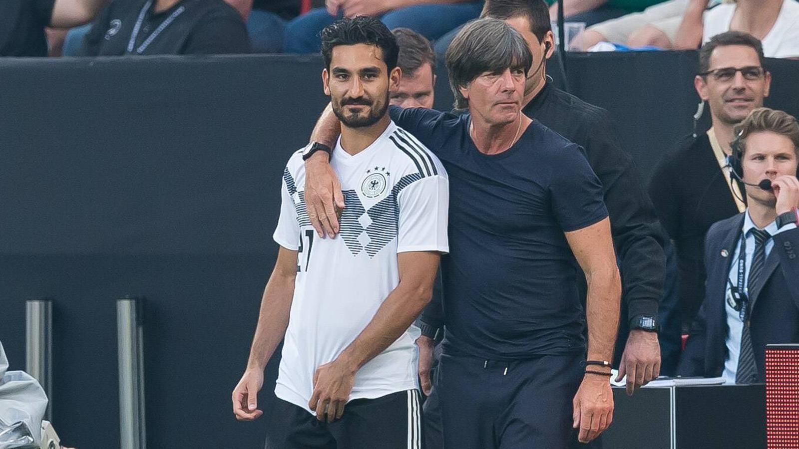 
                <strong>8. Juni: Länderspiel gegen Saudi-Arabien</strong><br>
                Bei der WM-Generalprobe in Leverkusen gegen Saudi-Arabien (2:1) wird Gündogan vom Zeitpunkt seiner Einwechslung an ausgepfiffen. Löw reagiert getroffen, die massive Ablehnung habe ihn "geschmerzt". Der Bundestrainer fürchtet, das Thema auch beim Turnier in Russland nicht los zu werden. Die Mannschaft stellt sich geschlossen hinter ihre Kollegen. Mesut Özil fehlte beim Testspiel verletzungsbedingt.
              