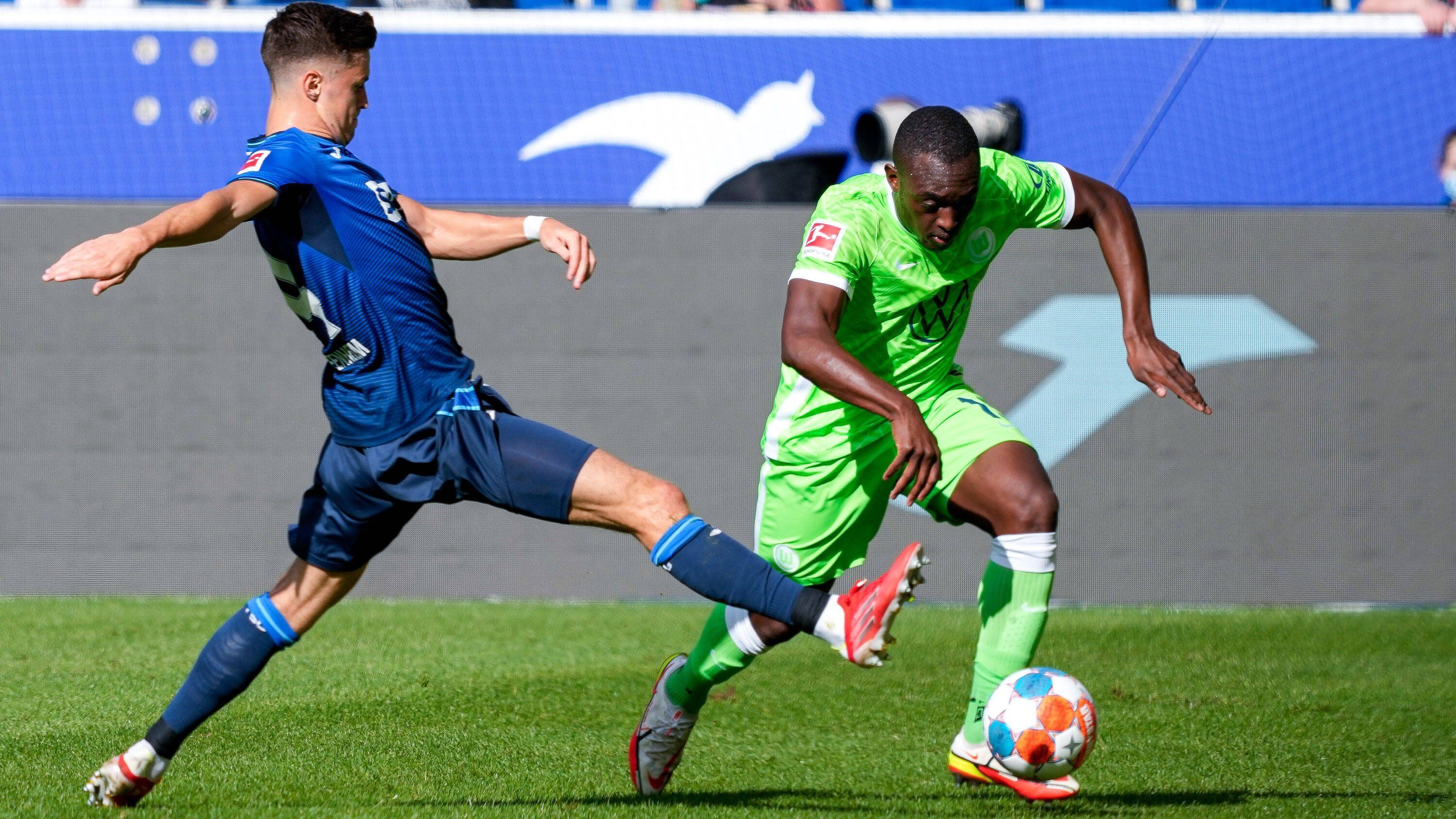 
                <strong>Linke Verteidigung: Jerome Roussillon (VfL Wolfsburg)</strong><br>
                Der zweite Wolfsburger im Team bekleidet die linke Defensivposition: Jerome Roussillon. Mit einem Tempo-Wert von 88 gehört der Franzose in dieser Kategorie zur nationalen Spitzenklasse. Darüber hinaus lässt auch der Dribbling-Wert von 78 aufhorchen und macht den 28-Jährigen zu einem offensiv gefährlichen Außenverteidiger, der mit 8.400 Münzen aber auch seinen Preis hat.
              