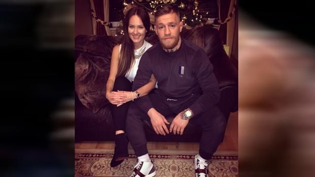 
                <strong>Dee Devlin</strong><br>
                Conor McGregor und Dee Devlin planen schon lange eine Familie. "Ich glaube, ich setze ein paar Weltmeister auf die Welt", sagte er 2016. Am 5. Mai 2017 kam Conor Jack McGregor Jr. auf die Welt.
              