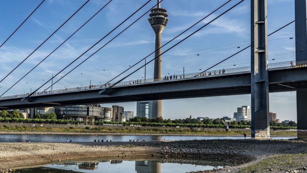 Niedriger Pegel im Rhein: Viele Menschen besuchten sich wie hier in Düsseldorf die freiliegenden Sandbänke.