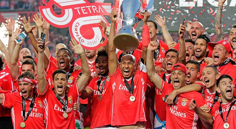 
                <strong>Portugal: Benfica Lissabon</strong><br>
                Benfica Lissabon ist zum 36. Mal portugiesischer Fußball-Meister. Die Mannschaft von Trainer Rui Vitória gewann am vorletzten Spieltag 5:0 (4:0) gegen Vitória Guimaraes und sicherte sich vorzeitig den vierten Titel in Folge. Rekordmeister Benfica kann vom Verfolger FC Porto, der noch ein Nachholspiel hat, bei acht Punkten Vorsprung nicht mehr eingeholt werden. Im portugiesischen Pokal kann Benfica am 28. Mai ebenfalls gegen Guimaraes das Double perfekt machen. 
              