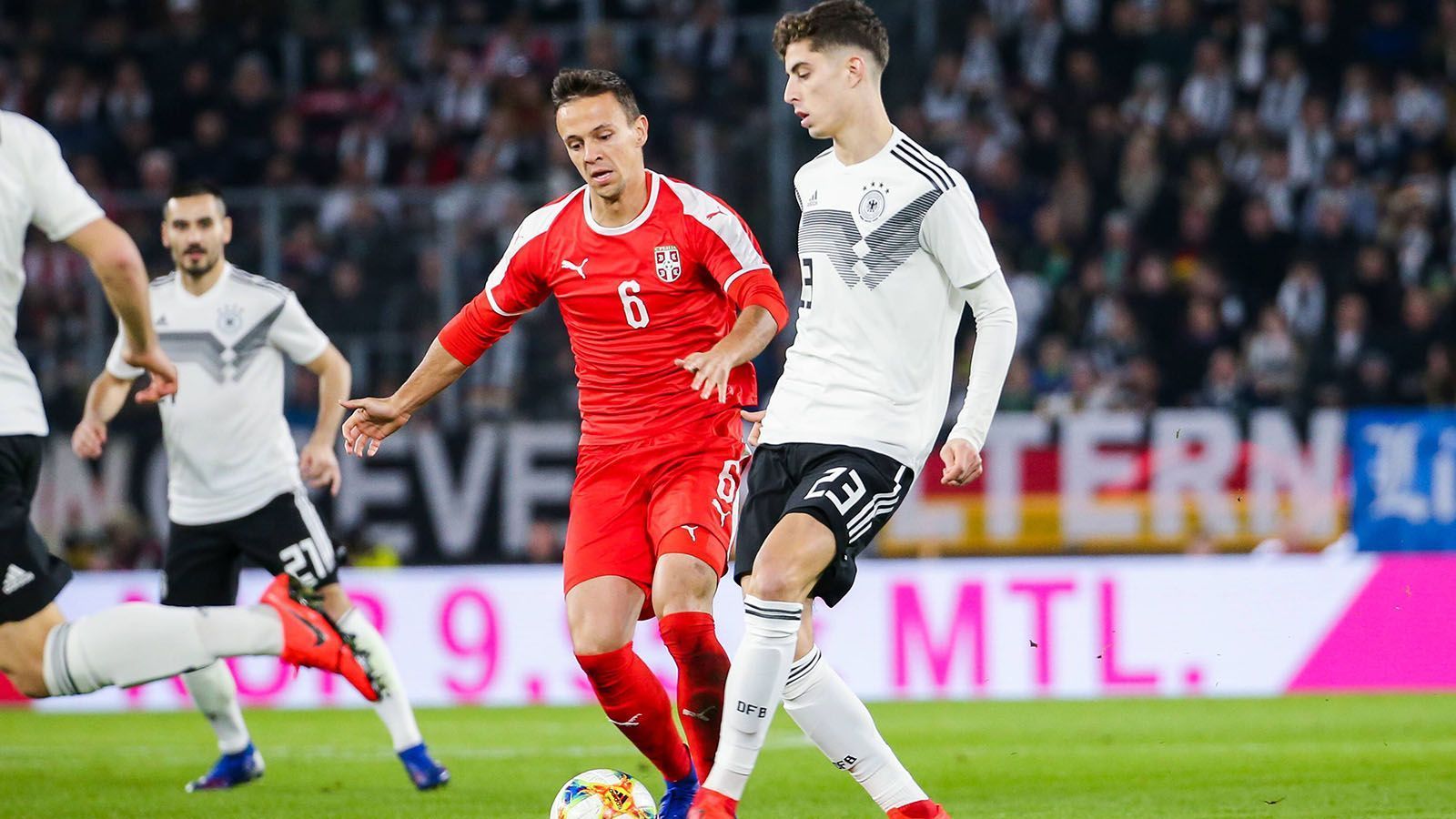 
                <strong>Kai Havertz </strong><br>
                Das Ausnahmetalent von Bayer Leverkusen agierte zunächst etwas zurückhaltend, kämpfte sich aber in das Spiel hinein und bewies dann Übersicht und Passgenauigkeit. Mit einem tollen Zuspiel auf Timo Werner leitete er eine sehr gute Chance ein. Zur Halbzeit wurde er ausgewechselt. ran-Note: 3
              