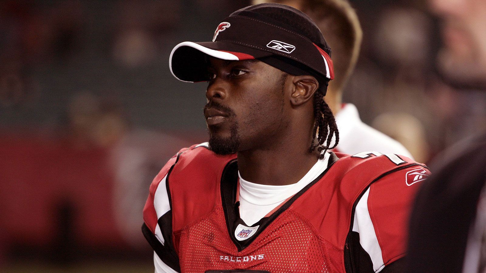 <strong>Michael Vick (Quarterback, Atlanta Falcons): Unbestimmte Zeit</strong><br>
                Während seiner Zeit in Atlanta organisierte Michael Vick illegale Hundekämpfe, landete gar 18 Monate im Gefängnis. Die NFL sperrte ihn im Jahr 2007 auf unbestimmte Zeit, nach seiner Entlassung aus dem Gefängnis durfte er aber 2009 wieder in der NFL spielen und rehabilitierte sich sportlich bei den Philadelphia Eagles.
