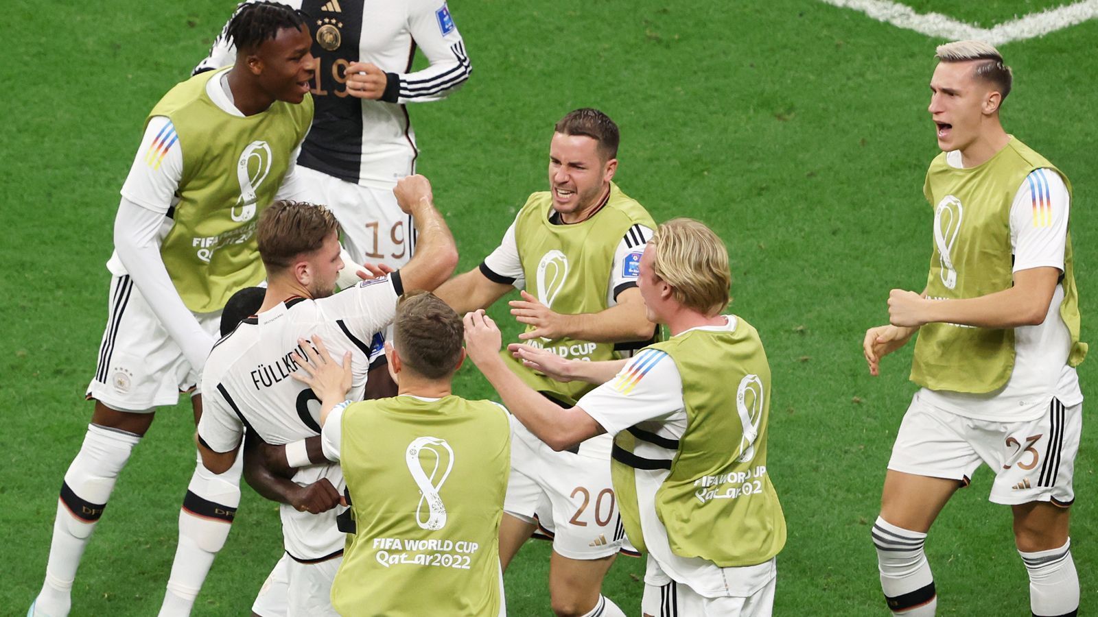 
                <strong>Le Monde (Frankreich)</strong><br>
                "Deutschland hält die Hoffnung gegen Spanien aufrecht und verspricht ein verrücktes Finale in der Gruppe"
              