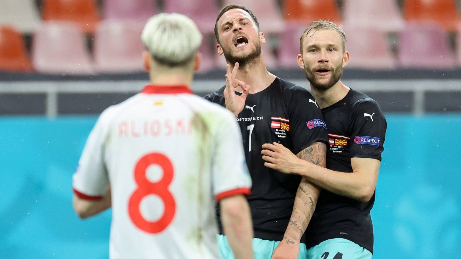 
                <strong>Verlierer: Marko Arnautovic</strong><br>
                Der Nachmittag für Österreich war eigentlich optimal. Nicht nur schlug "Das Nationalteam" Nordmazedonien mit 3:1 und verschaffte sich so eine gute Ausgangsposition in der Gruppe. Obendrein fuhr man den allerersten Sieg bei einer EM-Endrunde ein. Der eingewechselte Marko Arnautovic jedoch goss mit seinem Torjubel nach dem 3:1 ordentlich Wasser in den Wein. Wild gestikulierte er in Richtung nordmazedonischer Spieler. David Alaba wollte ihn von seinen Schimpftiraden abhalten. Arnautovic entschuldigte sich bereits aufrichtig, jedoch hat er dennoch einen völlig überflüssigen Nebenkriegsschauplatz aufgemacht.
              