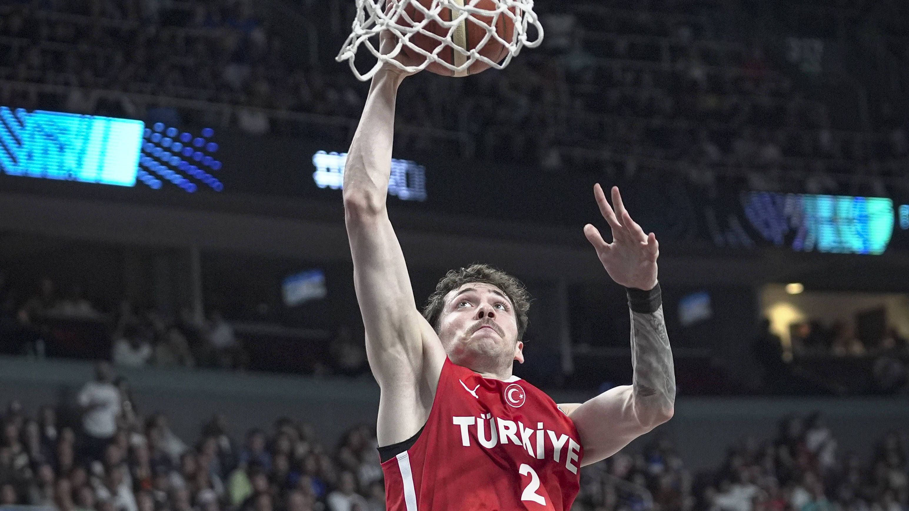 <strong>Sehmus Hazer</strong><br><strong>Größe:</strong> 1,90 Meter<br><strong>Position:</strong>&nbsp;Point Guard / Shooting Guard<br><strong>Alter:</strong> 26<br><strong>Verein:</strong> Bahcesehir Koleji (Türkei)<br><strong>Stats bei der EM:</strong> 7,4 Punkte, 2 Assists, 2,1 Rebounds<br><strong>Beste Saison seiner Karriere:</strong> 2020/21 bei Besiktas S.J. (Türkei) mit 14,7 Punkten, 3,9 Assists und 4 Rebounds